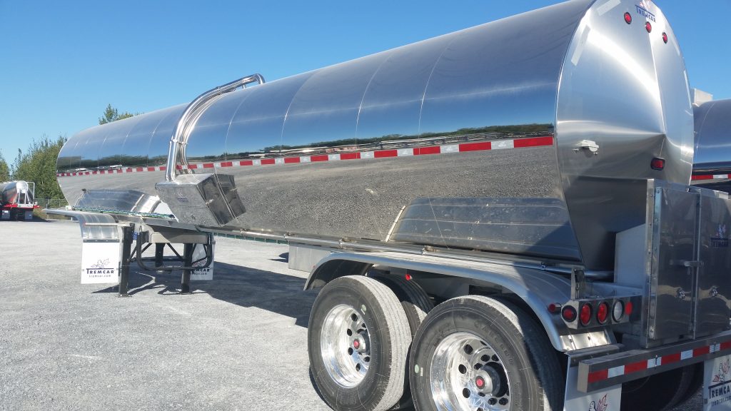 Tremcar has elaborated a milk tank with a side man hole providing the highest safety for drivers and operators